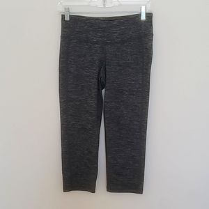 8/12 OLD NAVY MID RISE GO DRY CAPPRI L…